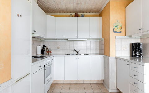 Gissarp Gryningen: Cabinetry, Countertop, Ejendom, Håndvask, Køkkenvask, Komfur, Køkken, Tap, Indretning, Køkken Apparat
