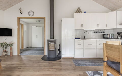Gaslunda: Ejendom, Cabinetry, Bygning, Plante, Blomsterkrukke, Countertop, Køkken Apparat, Træ, Køkken, Indretning