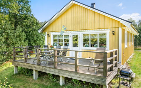 Gaslunda: Plante, Himmel, Vindue, Bygning, Træ, Træ, Skygge, Græs, Sky