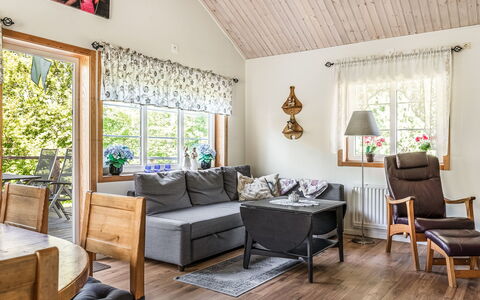 Gaslunda: Møbel, Ejendom, Billedramme, Bord, Couch, Træ, Indretning, Plante, Stol, Stue