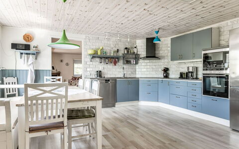 Erikstorp Villan: Countertop, Ejendom, Cabinetry, Bord, Køkken, Belysning, Træ, Bygning, Indretning, Stue