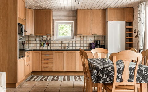 Erikstorp 143: Cabinetry, Møbel, Ejendom, Countertop, Køkken, Træ, Indretning, Arkitektur, Stol, Gulvbelægning
