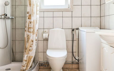 Erikstorp 143: Sanitærarmatur, Toilet, Bygning, Badeværelse, Toiletbræt, Purple, Indretning, Gulvbelægning, Hus