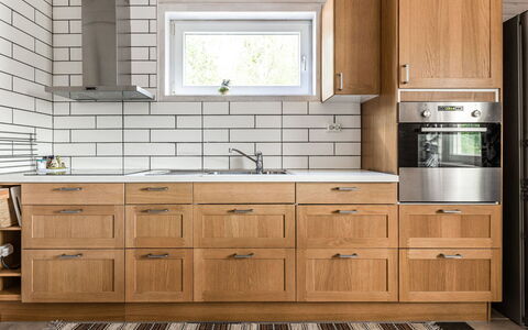 Erikstorp 144: Brun, Countertop, Cabinetry, Køkkenvask, Køkken, Tap, Skuffe, Håndvask, Bygning, Træ