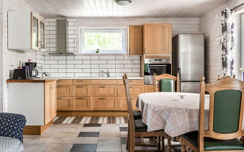 Erikstorp 144: Cabinetry, Møbel, Træ, Skuffe, Countertop, Belysning, Vindue, Indretning, Stol, Køkken