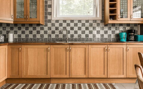 Erikstorp 145: Brun, Countertop, Cabinetry, Møbel, Ejendom, Tap, Køkkenvask, Køkken, Produkt, Træ