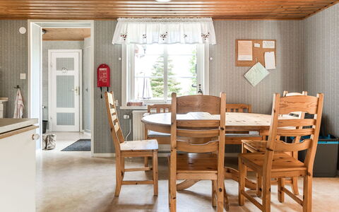 Gåragöl: Bord, Møbel, Bygning, Stol, Træ, Vindue, Indretning, Etage, Bejdse