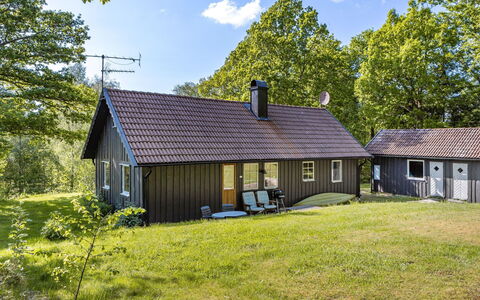 Ängasjö: Plante, Sky, Himmel, Bygning, Indretning, Skygge, Bord, Træ, Ejerlejlighed, Boligområde