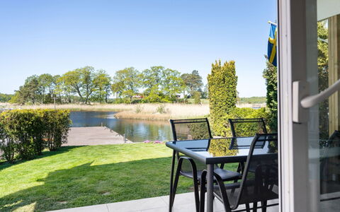 Ekenäs: Plante, Himmel, Ejendom, Bord, Møbel, Vand, Bygning, Stol, Træ, Skygge