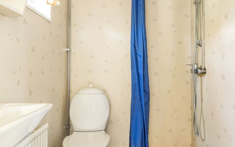 Lidelund: Toiletbræt, Sanitærarmatur, Toilet, Badeværelse, Indretning, Træ, Line, Vvs, Etage
