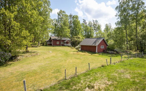 Måbäcken: Møbel, Bord, Vindue, Ejendom, Stol, Bygning, Udendørs Bord, Udendørs Møbler, Græs, Plante