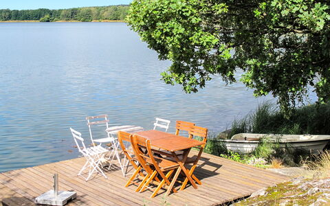 Ilandet: Vand, Plante, Møbel, Himmel, Bord, Natur, Naturlige Landskab, Træ, Træ, Sø