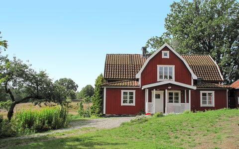 Ilandet: Himmel, Plante, Bygning, Vindue, Træ, Hus, Land Lot, Naturlige Landskab, Græs, Sommerhus
