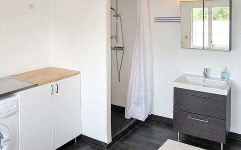 Ilandet: Ejendom, Spejl, Cabinetry, Håndvask, Badeværelsesskab, Indretning, Bygning, Træ, Etage