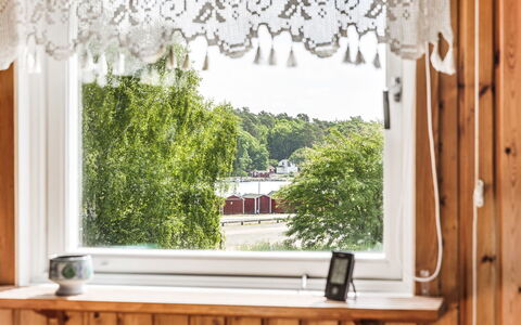 Matvikshamn: Ejendom, Vindue, Træ, Arkitektur, Indretning, Gardin, Skygge, Rektangel, Væg