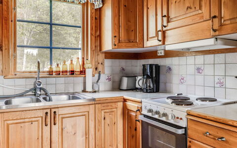 Bofall: Brun, Cabinetry, Møbel, Ejendom, Countertop, Bygning, Håndvask, Hvid, Køkkenvask, Træ