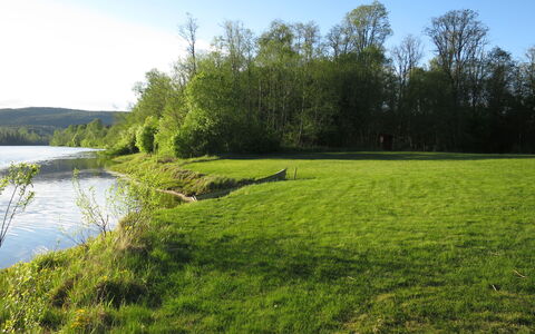Höje: Himmel, Plante, Bygning, Ejendom, Vindue, Træ, Hældning, Land Lot, Hus, Urban Design