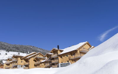 Cghrés&Spa Chalet des Dolines 602.1: Bord, Himmel, Møbel, Bordservice, Bygning, Indretning, Udendørs Møbler, Veranda, Skygge, Stol