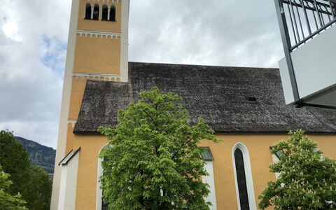 Bad Hofgastein 570: Bygning, Kirke, Arkitektur, Tårn, Facade, Himmel, Ejendom, Træ, Spir