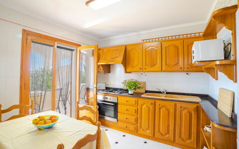 Sa Mirada: Bord, Cabinetry, Møbel, Ejendom, Countertop, Vindue, Stol, Bygning, Træ, Indretning