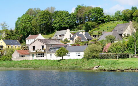 La Littorine: Vand, Plante, Himmel, Bygning, Vandressourcer, Vindue, Træ, Hus, Naturlige Landskab, Sø