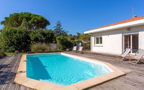 Ile de France: Vand, Ejendom, Plante, Himmel, Bygning, Azure, Svømmepøl, Skygge, Træ, Rektangel