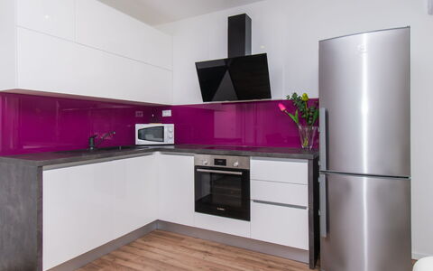 Villa Nika: Countertop, Cabinetry, Bygning, Møbel, Komfur, Køkken, Produkt, Skuffe, Purple, Tap