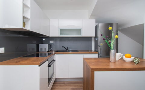 Villa Franko: Cabinetry, Countertop, Håndvask, Køkkenvask, Bygning, Komfur, Køkken, Indretning, Gulvbelægning, Træ