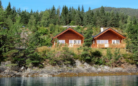 Tyttebærhytta: Vand, Plante, Himmel, Bygning, Ejendom, Natur, Træ, Naturlige Landskab, Hus, Sø