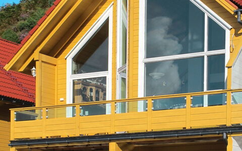 Rorbuen: Bygning, Ejendom, Himmel, Vindue, Hus, Sky, Plante, Træ, Træ, Gul