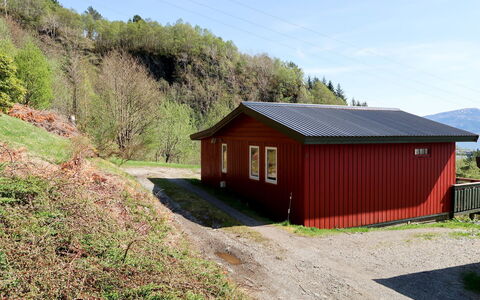 Lihesten: Himmel, Plante, Bygning, Vindue, Naturlige Landskab, Træ, Highland, Land Lot, Hus, Hældning
