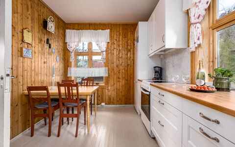 Elvehuset: Træ, Indretning, Køkken, Hjem, Loft, Hus, Gulvbelægning, Møbel, Værelse, Bejdse