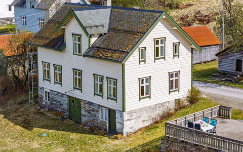 Elvehuset: Bygning, Vindue, Hus, Tag, Hjem, Sommerhus, Boligområde, Landdistrikt, Busk