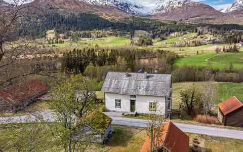 Elvehuset: Græs, Træ, Bjergrige Landskabsformer, Hus, Bakke, Naturlige Landskab, Bjerg, Highland, Landskab
