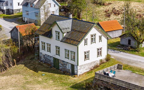 Elvehuset: Bygning, Græs, Hus, Tag, Hjem, Boligområde, Landdistrikt, Sommerhus, Arkitektur