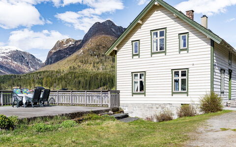 Elvehuset: Bygning, Vindue, Hus, Hjem, Sommerhus, Tag, Bjergkæde, Landdistrikt, Sidespor, Hældning