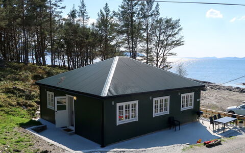 Nesjevik: Himmel, Ejendom, Sky, Vindue, Træ, Bygning, Hældning, Hus, Sommerhus, Tag