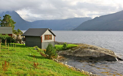 Hardangerrorbu: Sky, Vand, Himmel, Bjerg, Plante, Økoregion, Grøn, Naturlige Landskab, Highland, Træ