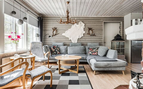 Kringelfjorden Nävern: Møbel, Ejendom, Couch, Bord, Billedramme, Belysning, Indretning, Etage, Træ
