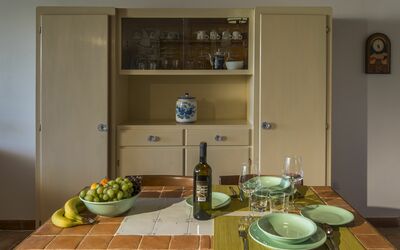 Roggiola: Countertop, Værelse, Cabinetry, Møbel, Køkken, Hylde, Ejendom, Indretning, Hjem, Håndvask