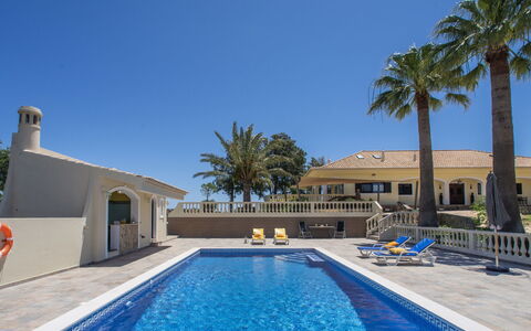 Quinta Do Mosaico: Vand, Himmel, Ejendom, Plante, Bygning, Azure, Svømmepøl, Træ, Arkitektur