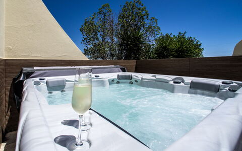 Quinta Do Mosaico: Bordservice, Himmel, Vand, Ejendom, Azure, Bygning, Glasservice, Drinkware, Bord, Skygge