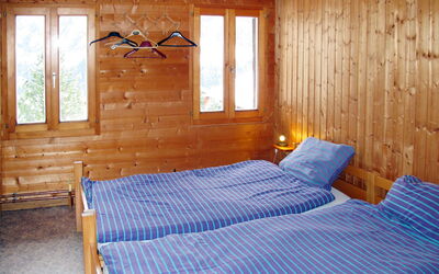 Champery 602: Bygning, Vindue, Ejendom, Møbel, Træ, Komfort, Hus, Belysning, Etage, Skygge