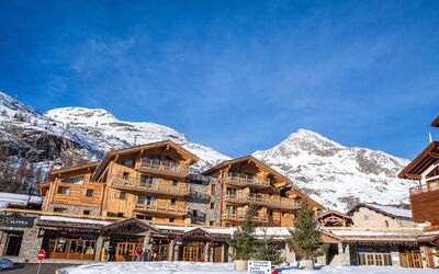 Tignes 651: Himmel, Plante, Bygning, Ejendom, Vindue, Træ, Hældning, Land Lot, Hus, Urban Design