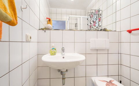 Zandt 604: Ejendom, Fotografi, Sanitærarmatur, Spejl, Håndvask, Bygning, Badeværelse, Tap, Purple, Badeværelsesvask