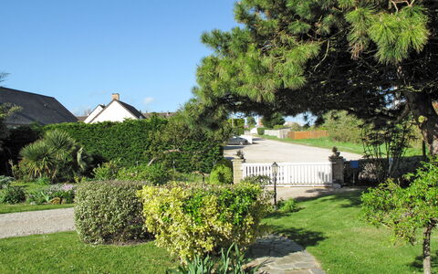 Le Pré Salé: Plante, Himmel, Træ, Naturlige Landskab, Skygge, Græs, Land Lot, Bygning, Sommerhus, Boligområde