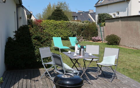 Les Camélias: Plante, Møbel, Bord, Ejendom, Himmel, Stol, Bygning, Udendørs Bord, Træ, Udendørs Møbler