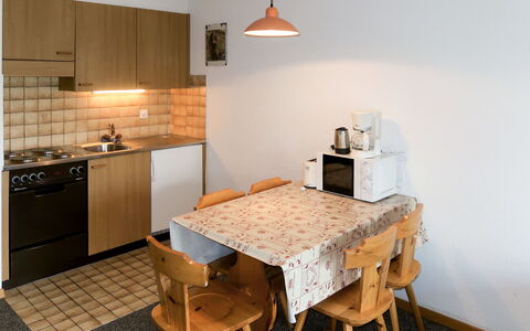 Thyon-Les Collons 631: Værelse, Møbel, Ejendom, Countertop, Etage, Køkken, Indretning, Bord, Bygning, Cabinetry