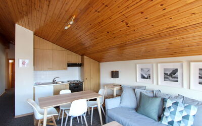 Le Hameau 631.7: Couch, Møbel, Bord, Ejendom, Komfort, Billedramme, Træ, Indretning, Bygning, Stue