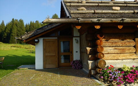 Chalet Baita Tabià Dolomites: Bygning, Plante, Himmel, Ejendom, Vindue, Blomst, Træ, Hus, Sky, Skygge